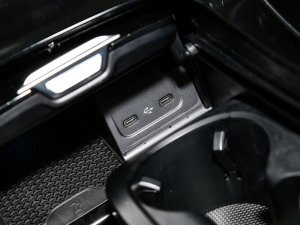 2023Ŀ C 260 L \Ӱ п؅^