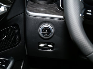 2023Ŀ C 260 L \Ӱ п؅^