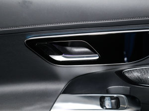 2023Ŀ C 260 L \Ӱ п؅^