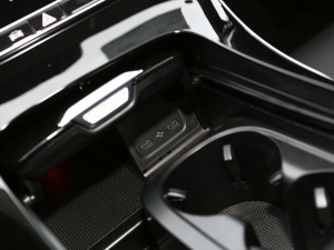 2023Ŀ C 200 L \Ӱ п؅^