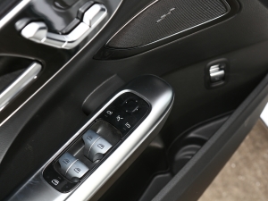 2023Ŀ C 200 L \Ӱ п؅^