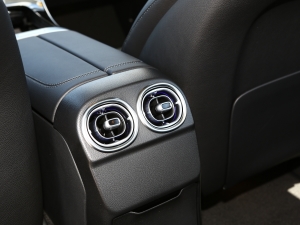 2023Ŀ C 260 L \Ӱ п؅^