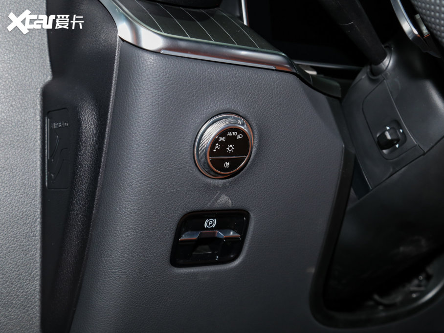 2023��YGLC GLC 300 L 4MATIC ���A�� 7��