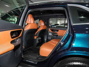2023款GLC 300 L 4MATIC 豪华型 7座 后排空间