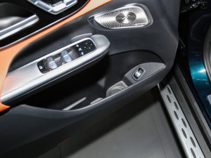 2023款GLC 300 L 4MATIC 豪华型 7座 前门储物空间