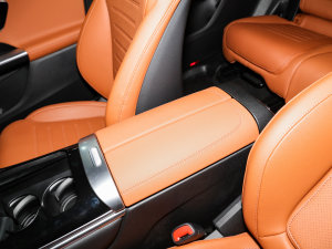 2023款GLC 300 L 4MATIC 豪华型 7座 中央扶手箱