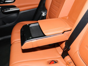 2023款GLC 300 L 4MATIC 豪华型 7座 后排中央扶手