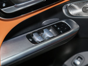 2023款GLC 300 L 4MATIC 豪华型 7座 主驾车窗控制区	