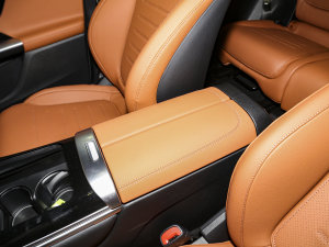 2023款GLC 260 L 4MATIC 豪华型 7座 中央扶手箱