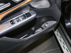2023款GLC 260 L 4MATIC 豪华型 7座 前门储物空间