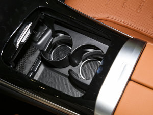 2023款GLC 260 L 4MATIC 豪华型 7座 前排杯架