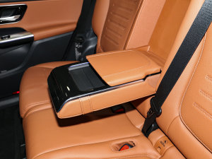 2023款GLC 260 L 4MATIC 豪华型 7座 后排中央扶手