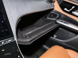 2023款GLC 260 L 4MATIC 豪华型 7座 手套箱