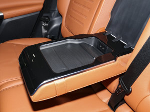 2023款GLC 260 L 4MATIC 豪华型 7座 后排中央扶手功能