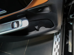 2023款GLC 260 L 4MATIC 动感型 7座 后门储物空间