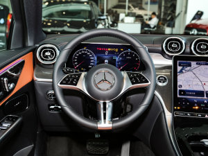 2023款GLC 260 L 4MATIC 动感型 7座 方向盘