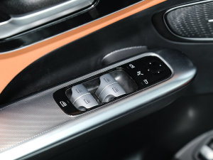2023款GLC 260 L 4MATIC 动感型 7座 主驾车窗控制区	