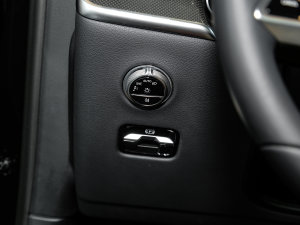 2023GLC 260 L 4MATIC Ӹ 7 п؅^