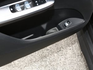2023款GLC 260 L 4MATIC 豪华型 5座 前门储物空间
