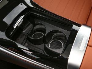 2023款GLC 260 L 4MATIC 豪华型 5座 前排杯架