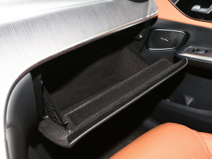 2023款GLC 260 L 4MATIC 豪华型 5座 手套箱
