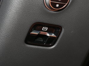 2023款GLC 260 L 4MATIC 豪华型 5座 驻车制动器