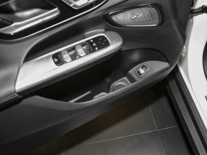 2023款GLC 260 L 4MATIC 动感型 5座 前门储物空间