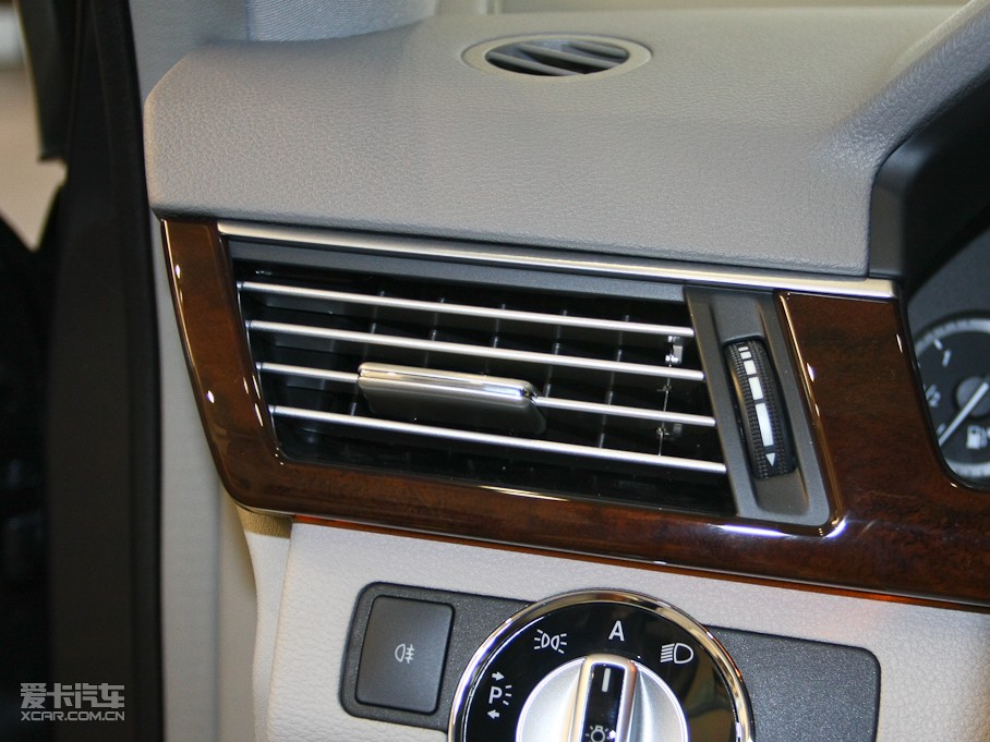 2010YE E 260L CGIŰ