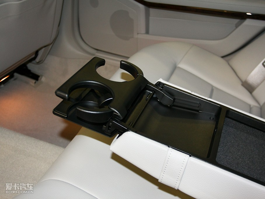 2010��YE�� E 260L CGI���Ű�