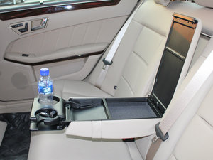 2011款E 260L CGI时尚版 后排中央扶手