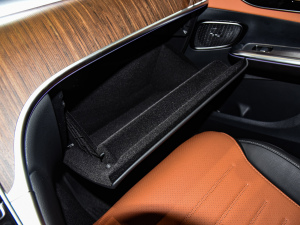 2025款GLC 300 L 4MATIC 动感型 5座 空间座椅