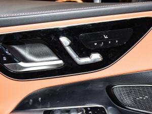 2025款GLC 300 L 4MATIC 动感型 5座 空间座椅