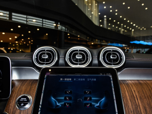 2025款GLC 300 L 4MATIC 动感型 5座 中控区