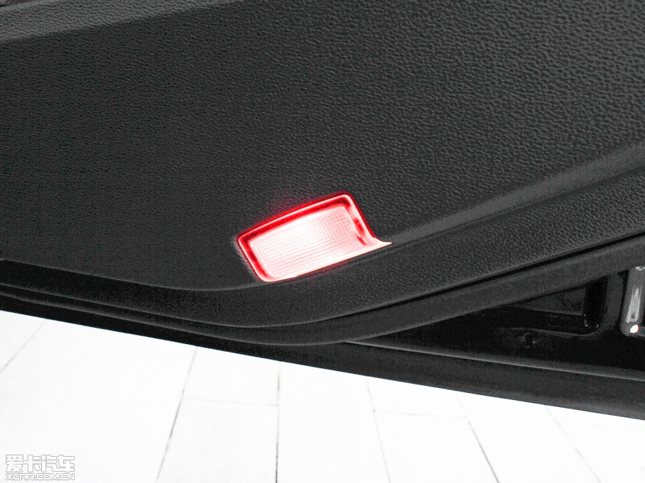 2012YE E 300L rкA