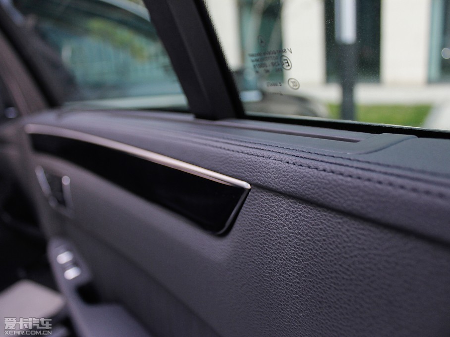 2012YE E 300L rкA