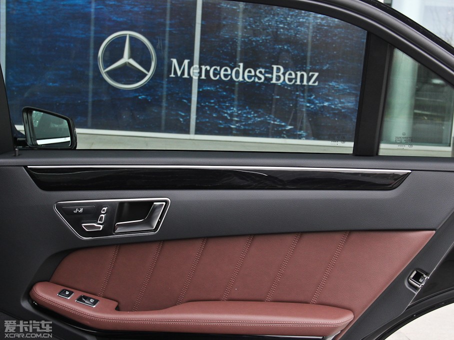 2015��YE�� E 260L �\�Ӻ��A��