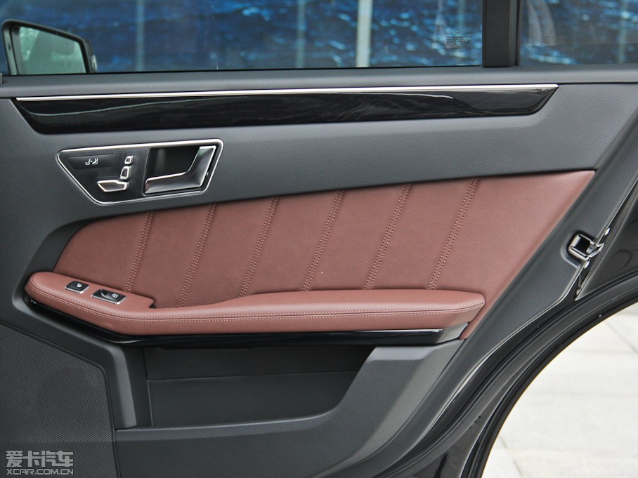 2015��YE�� E 260L �\�Ӻ��A��