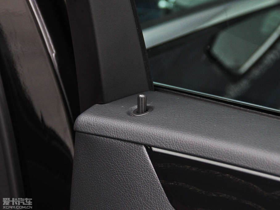 2015��YE�� E 260L �\�Ӻ��A��