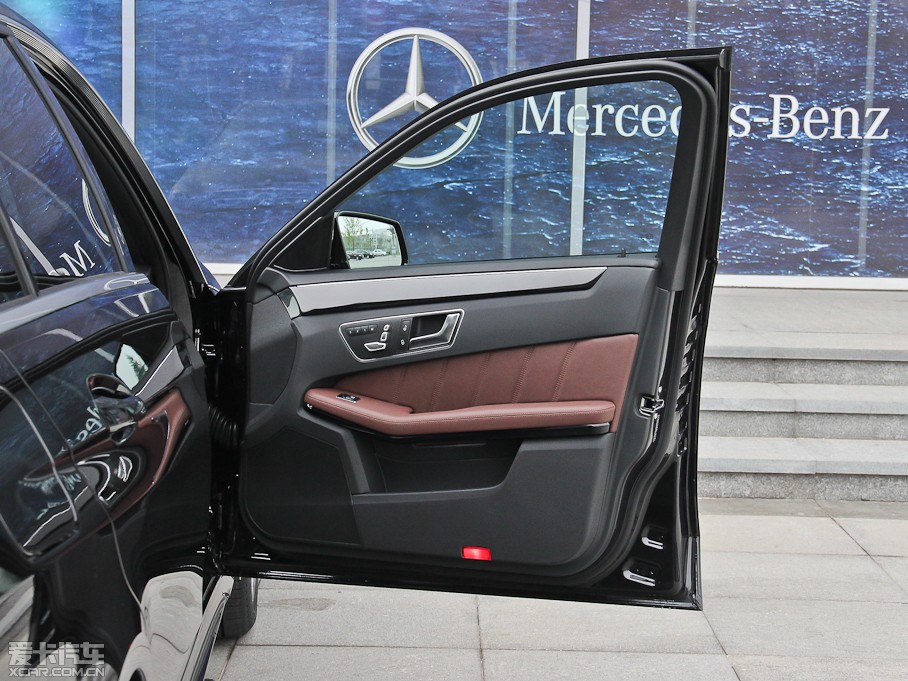 2015��YE�� E 260L �\�Ӻ��A��