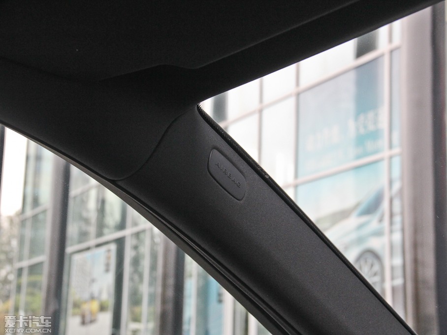 2015��YE�� E 260L �\�Ӻ��A��