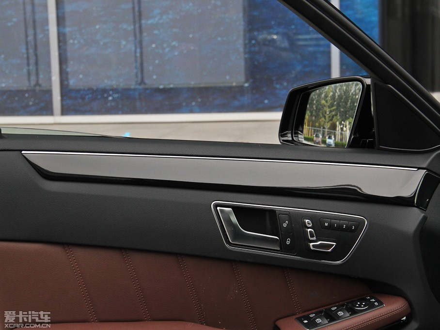 2015��YE�� E 260L �\�Ӻ��A��