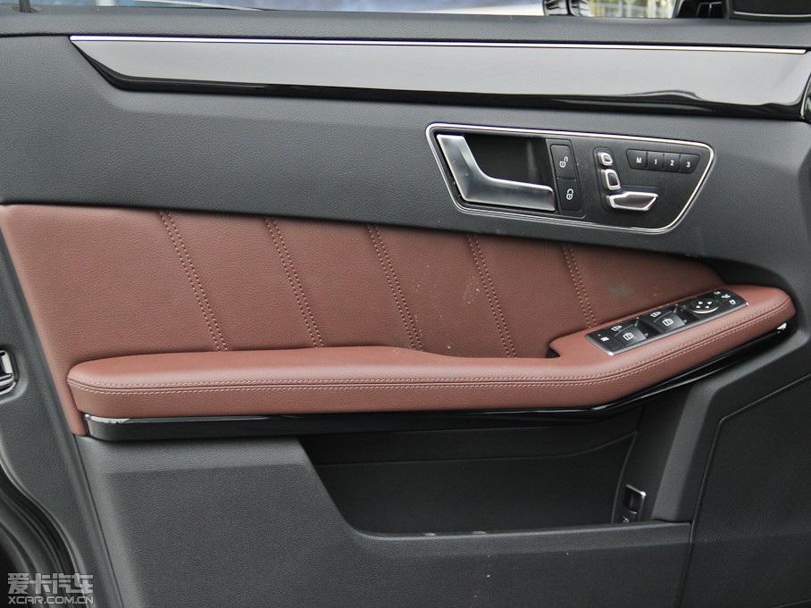 2015��YE�� E 260L �\�Ӻ��A��