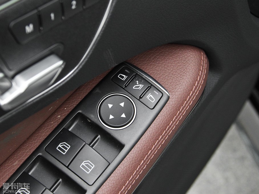 2015��YE�� E 260L �\�Ӻ��A��