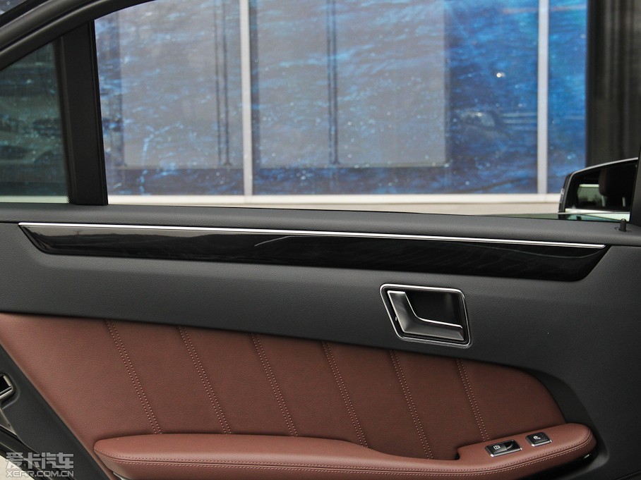 2015��YE�� E 260L �\�Ӻ��A��