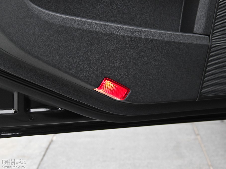 2015YE E 260L \ӺA