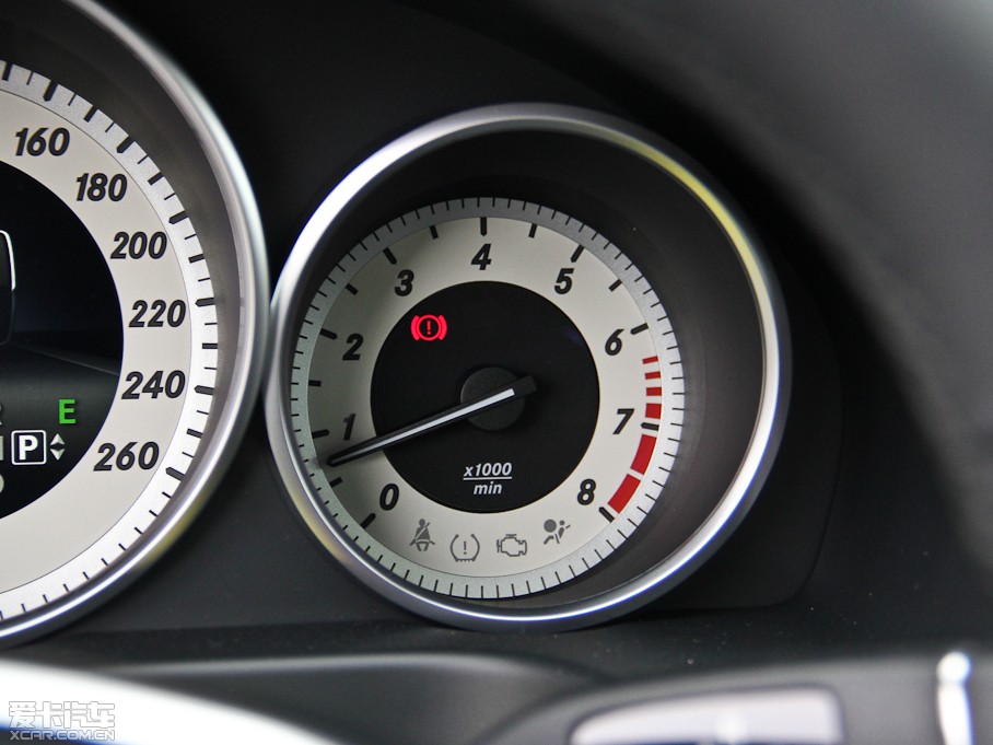 2015��YE�� E 260L �\�Ӻ��A��