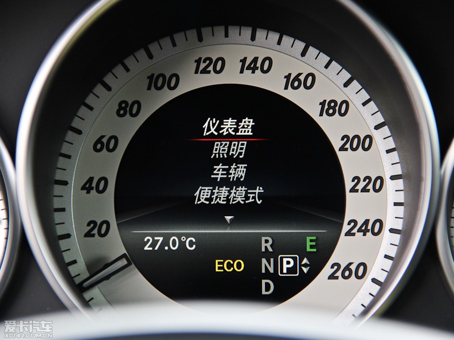 2015��YE�� E 260L �\�Ӻ��A��