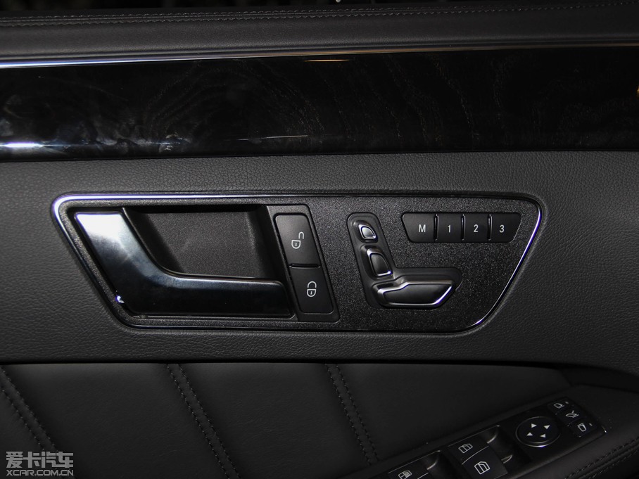 2015��YE�� E 400L 4MATIC �\�Ӻ��A��