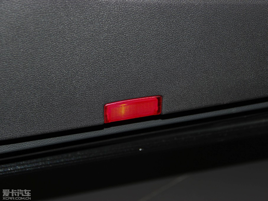 2015��YE�� E 400L 4MATIC �\�Ӻ��A��