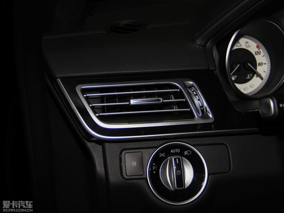 2015��YE�� E 400L 4MATIC �\�Ӻ��A��